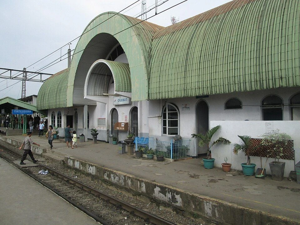 5 Rekomendasi perumahan dekat Stasiun Cilebut untuk komuter. Cek cluster di Sukaraja, Villa Bogor Indah, & Acropolis Karadenan (Akses 5-10 menit).