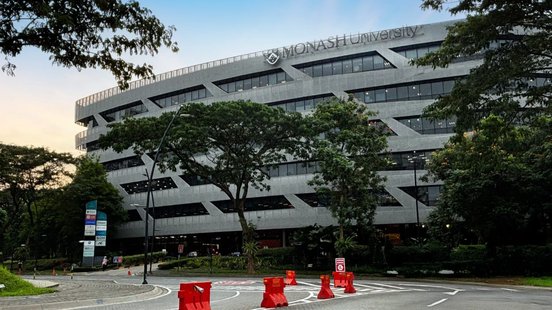 Monash_Building_1_bsd_city
