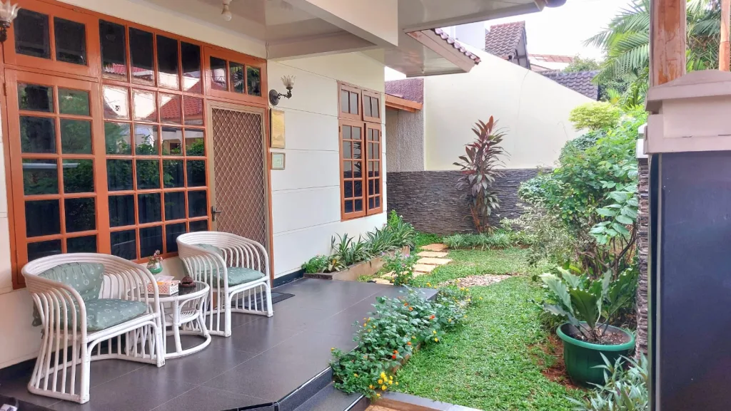 Rumah dijual di Jakarta Selatan, Villa Delima, Lebak Bulus. 2 lantai LT 176 m²/LB 113 m², 3+1 KT, 2+1 KM, 1 carport. Dekat MRT & Tol JORR. Bisa KPR. Rp 5,1 M