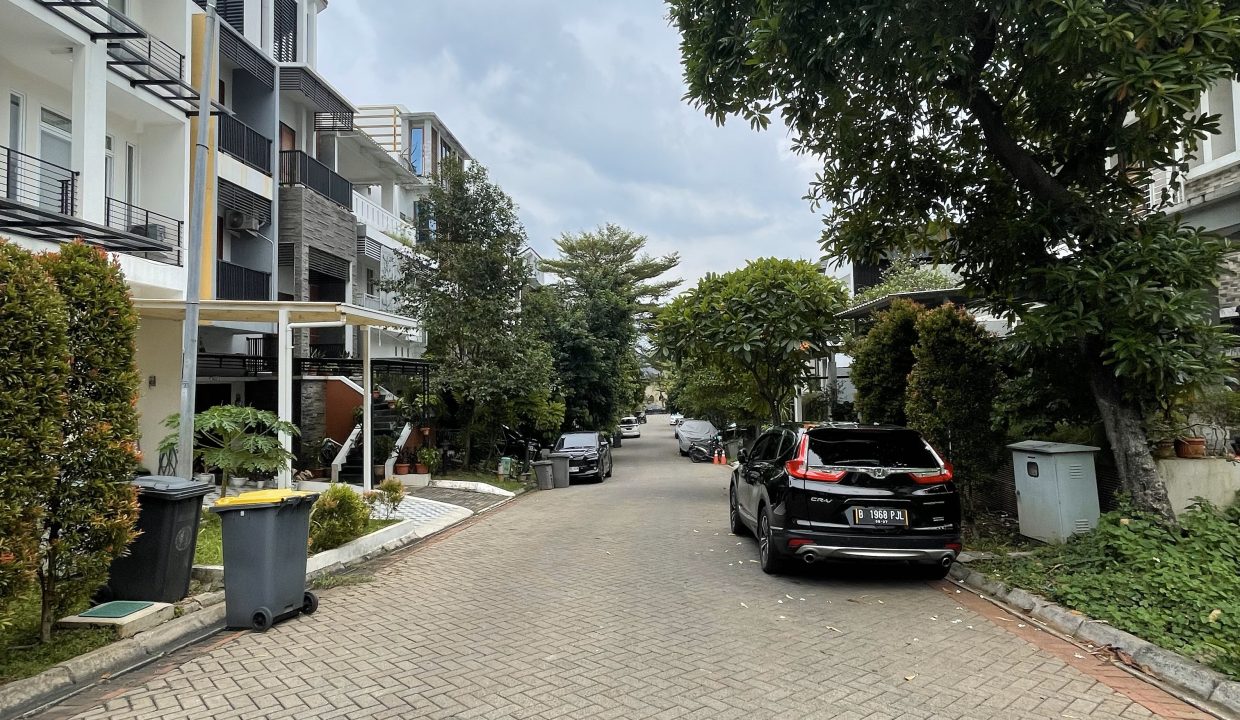 Dijual Tanah di Lebak Bulus, Bona Vista Residence. Harga 4,2 M Nego. LT 186 m², SHM. Listrik bawah tanah. Siap bangun 3 Lt. Dekat MRT & Tol JORR/Simatupang.