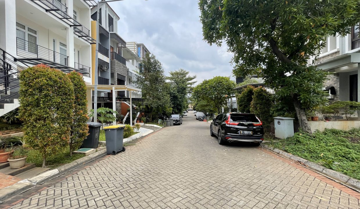 Dijual Tanah di Lebak Bulus, Bona Vista Residence. Harga 4,2 M Nego. LT 186 m², SHM. Listrik bawah tanah. Siap bangun 3 Lt. Dekat MRT & Tol JORR/Simatupang.