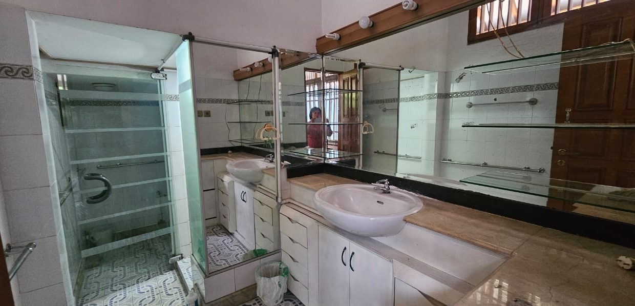 Dijual Rumah di Lebak Bulus, Bukit Pratama Hill. Harga 6,8 M Nego. LT 300/LB 200, 4 KT, 3 KM, SHM. Siap huni, bebas banjir. Dekat MRT, sekolah & Tol.