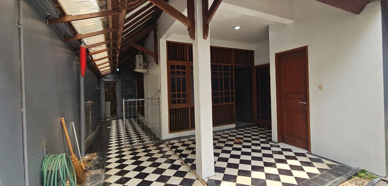 Dijual Rumah di Lebak Bulus, Bukit Pratama Hill. Harga 6,8 M Nego. LT 300/LB 200, 4 KT, 3 KM, SHM. Siap huni, bebas banjir. Dekat MRT, sekolah & Tol.