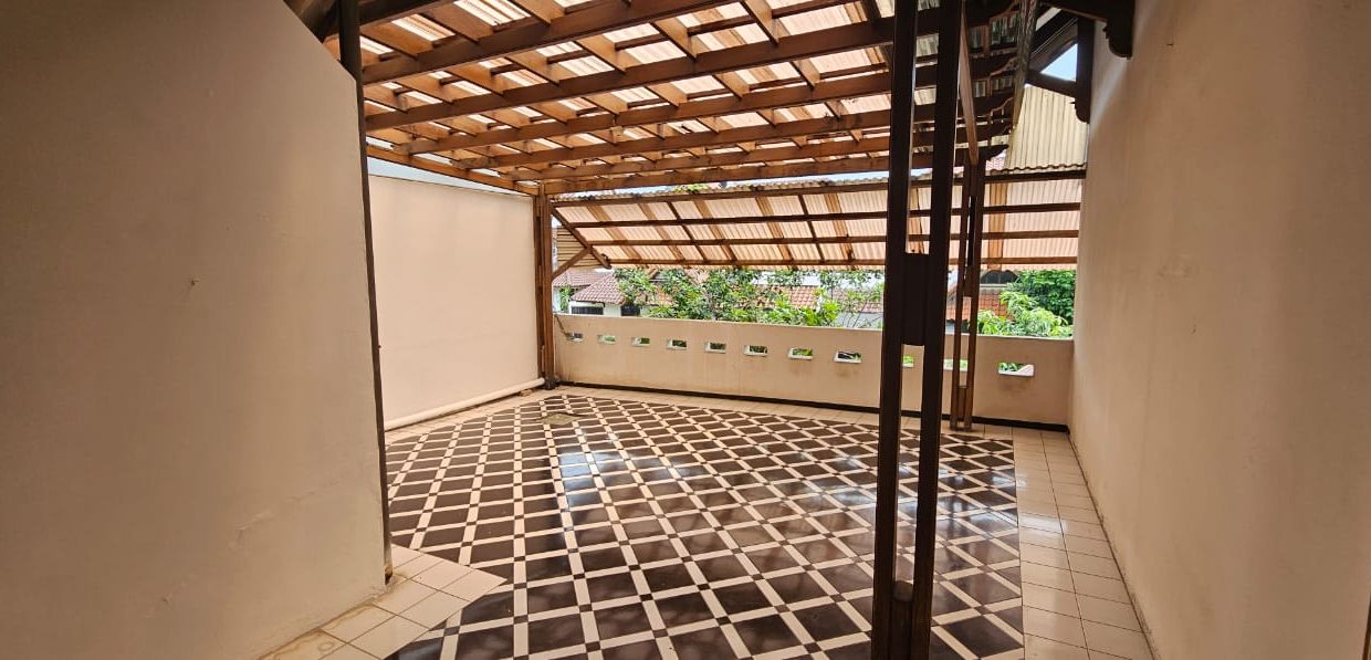 Dijual Rumah di Lebak Bulus, Bukit Pratama Hill. Harga 6,8 M Nego. LT 300/LB 200, 4 KT, 3 KM, SHM. Siap huni, bebas banjir. Dekat MRT, sekolah & Tol.