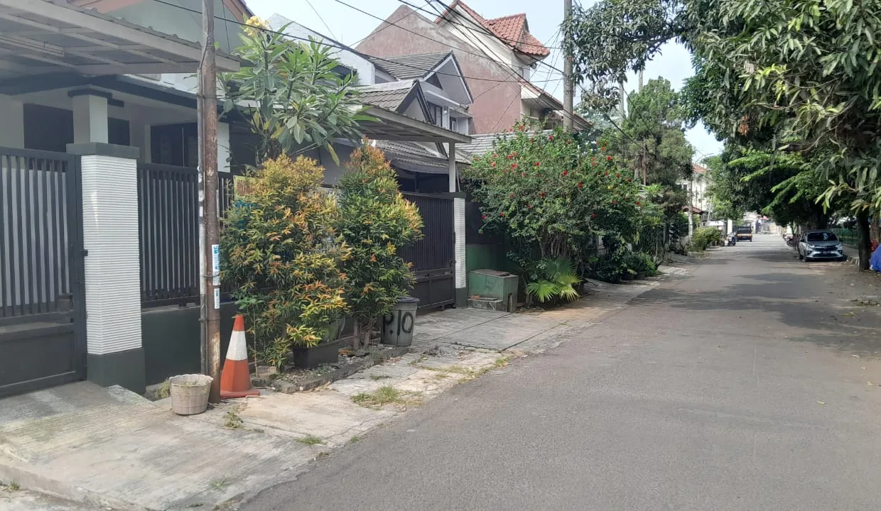 Dijual Rumah di Cirendeu, Bukit Cirende. Harga 2,15 M Nego. LT 144/LB 115, 3 KT, 2 KM, SHM. Dekat Jln Raya 150m, Bebas banjir. Lantai Granit. Ciputat Timur
