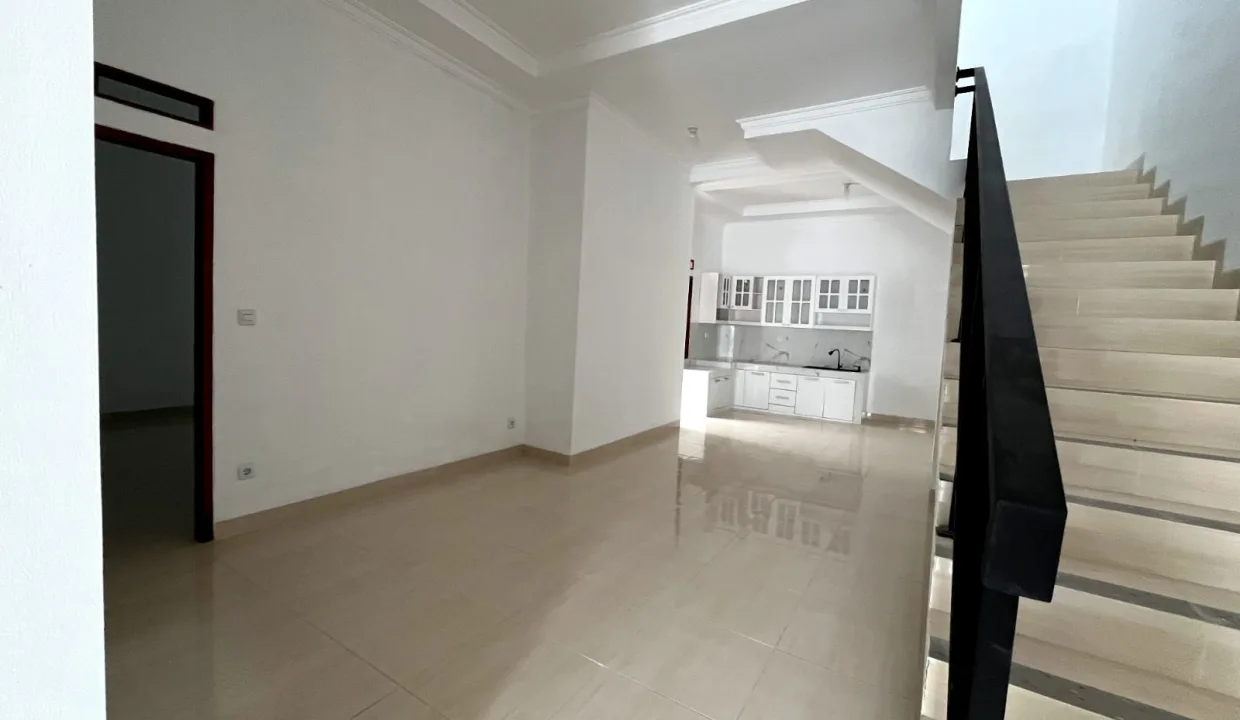 Dijual Rumah di Cinere, Mega Cinere. Harga 2,6 M Nego. LT 136/LB 195, 5 KT, 4 KM, SHM. Bangunan baru, Hadap Timur. Dekat Tol Brigif & Cinere Mall.