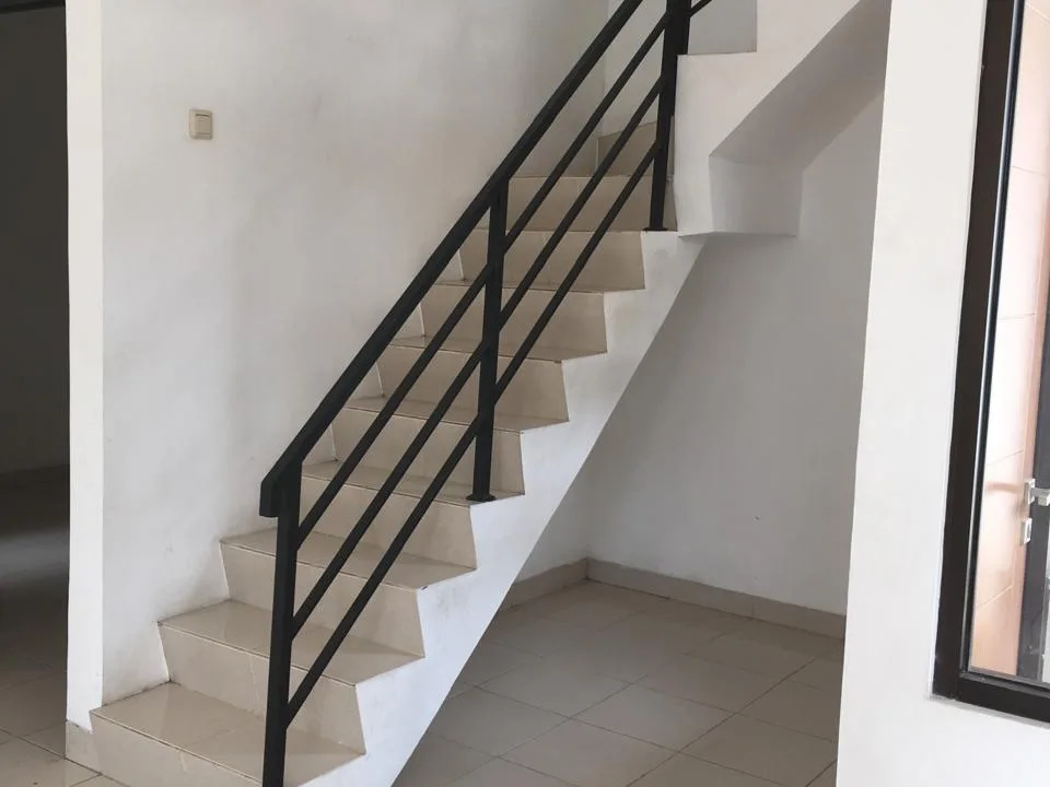 Rumah dijual di Dcrown Residence Cirendeu Blok U: Hunian mewah 3+1 kamar tidur, SHM, bebas banjir, lokasi strategis dekat sekolah & pusat belanja.