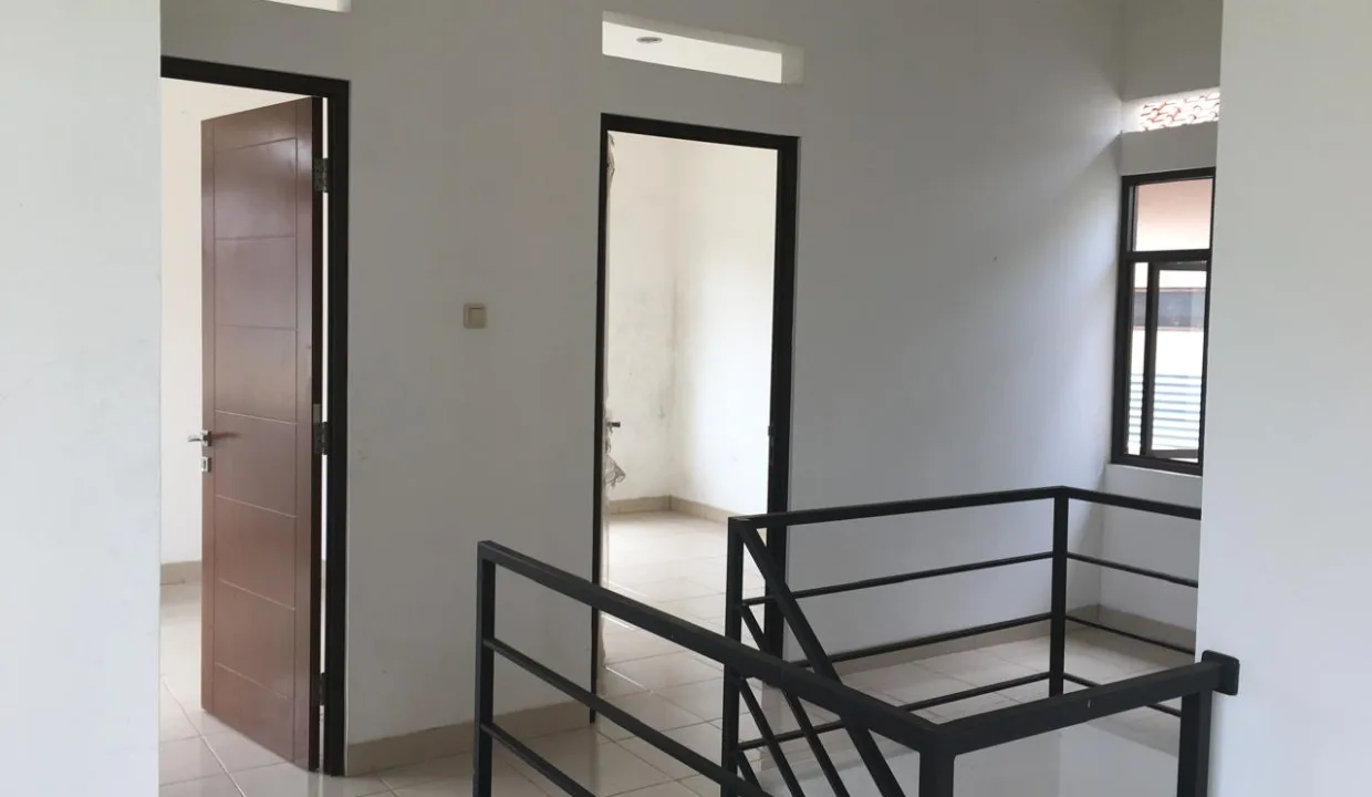 Rumah dijual di Dcrown Residence Cirendeu Blok U: Hunian mewah 3+1 kamar tidur, SHM, bebas banjir, lokasi strategis dekat sekolah & pusat belanja.