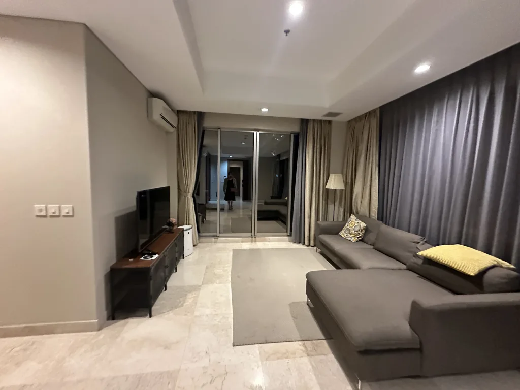 Dijual Apartemen di Cilandak, Jalkarta Selatan, The Branz Simatupang. Harga 5,8 M Nego. Tipe 2BR (143m²), Tower North Lt 7. Standar Jepang, Lift Pribadi. Dekat MRT & Tol JORR.