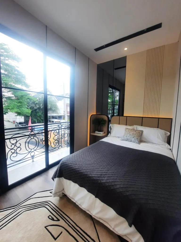 Rumah dijual Cipayung Jakarta Timur di Royal East Town House: cluster private 3 lantai, 3 KT, keamanan 24 jam, dekat LRT & tol. Yuk Cek unitnya!