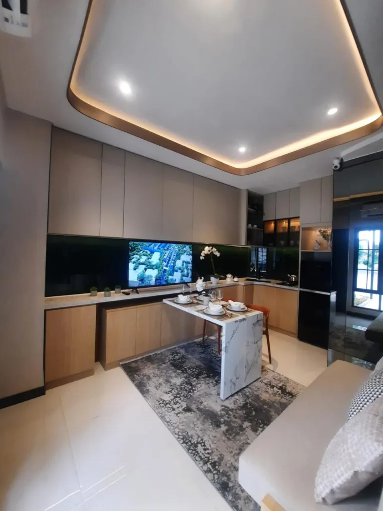 Rumah dijual Cipayung Jakarta Timur di Royal East Town House: cluster private 3 lantai, 3 KT, keamanan 24 jam, dekat LRT & tol. Yuk Cek unitnya!