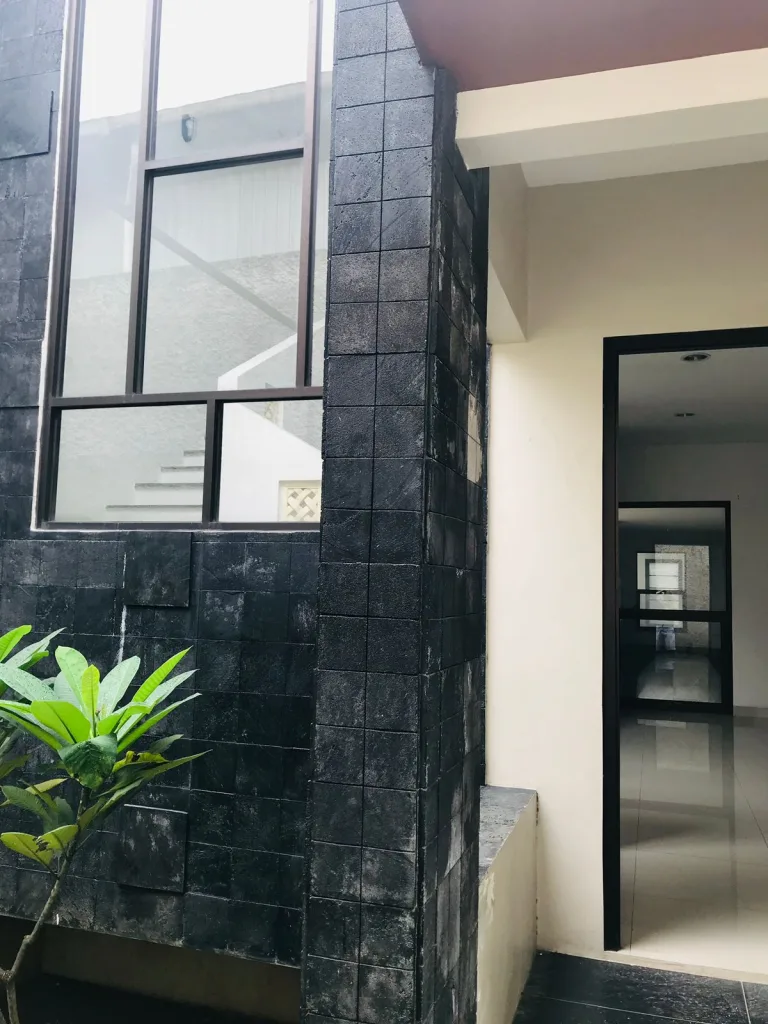 Rumah dijual Pondok Labu Jakarta Selatan di Bali Maisonette. Dekat MRT, tol JORR, PIM & Citos. Lingkungan asri, nyaman, ideal untuk keluarga dan investasi.