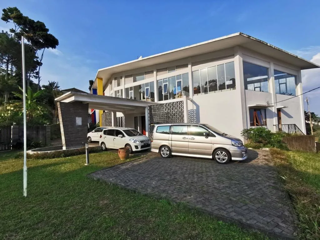 Rumah dijual Resor Dago Pakar Bandung: Bukit Pakar Timur : 1.450 m² tanah, 850 m² bangunan, 4BR, lift pribadi, carport 8. View Bandung–pegunungan. Harga Nego