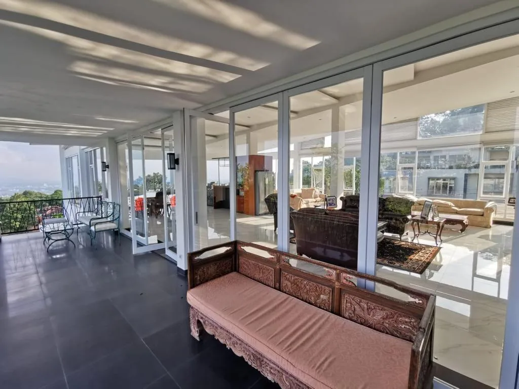 Rumah dijual Resor Dago Pakar Bandung: Bukit Pakar Timur : 1.450 m² tanah, 850 m² bangunan, 4BR, lift pribadi, carport 8. View Bandung–pegunungan. Harga Nego
