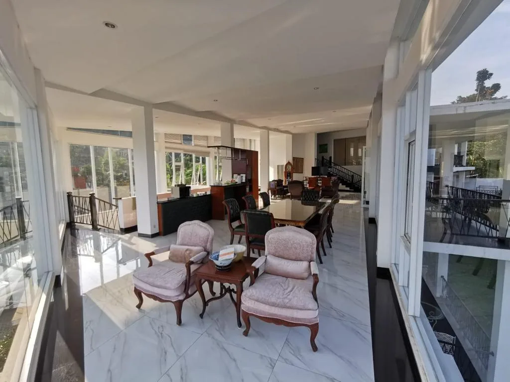 Rumah dijual Resor Dago Pakar Bandung: Bukit Pakar Timur : 1.450 m² tanah, 850 m² bangunan, 4BR, lift pribadi, carport 8. View Bandung–pegunungan. Harga Nego