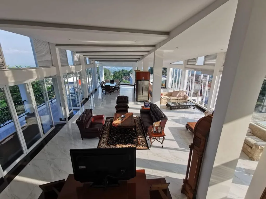 Rumah dijual Resor Dago Pakar Bandung: Bukit Pakar Timur : 1.450 m² tanah, 850 m² bangunan, 4BR, lift pribadi, carport 8. View Bandung–pegunungan. Harga Nego
