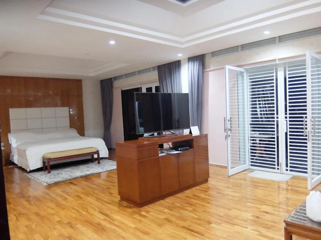 Rumah dijual Resor Dago Pakar Bandung: Bukit Pakar Timur : 1.450 m² tanah, 850 m² bangunan, 4BR, lift pribadi, carport 8. View Bandung–pegunungan. Harga Nego