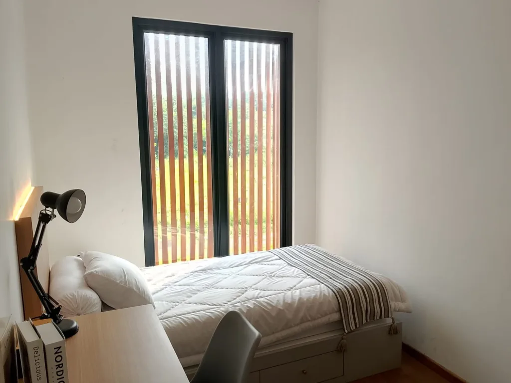 Rumah dijual Sawangan Depok di JDS Resort: resort living, fasilitas lengkap, akses ke Tol DESARI & KRL. Unit 2 lantai, smart-home, lingkungan hijau.