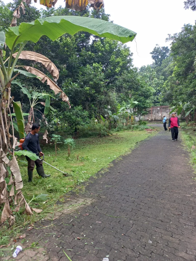 Tanah dijual di Ciracas Kelapa Dua Wetan Jakarta Timur, 6.000 m² SHM, akses jalan 20 m, 15 menit ke Tol TMII. Cocok untuk perumahan. Harga Rp8 jt/m² nego.