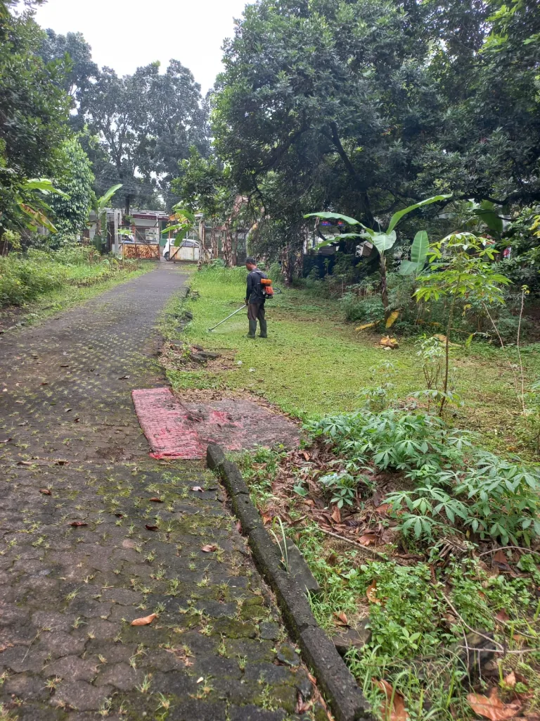 Tanah dijual di Ciracas Kelapa Dua Wetan Jakarta Timur, 6.000 m² SHM, akses jalan 20 m, 15 menit ke Tol TMII. Cocok untuk perumahan. Harga Rp8 jt/m² nego.