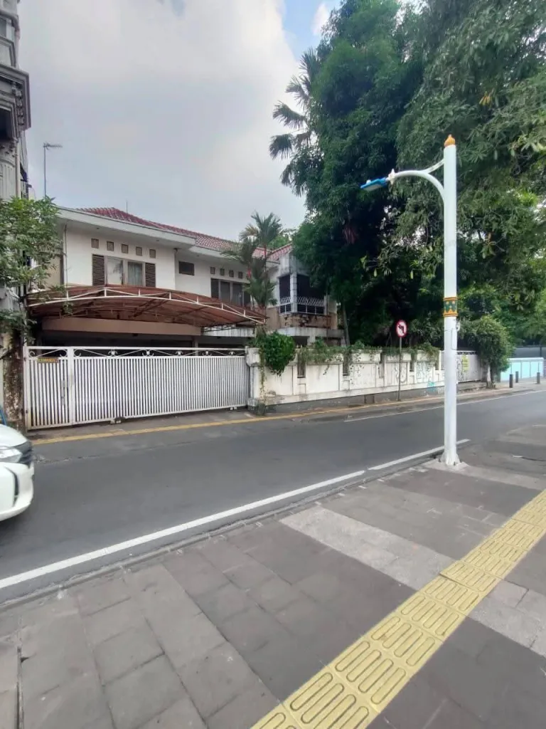 Rumah dijual: Kemang Jakarta Selatan cocok untuk keluarga & ekspatriat. Dekat SCBD, Sekolah Internasional, Rumah Sakit, dll. Investasi hunian bernilai tinggi.