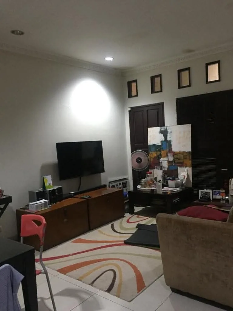 Rumah dijual: Kemang Jakarta Selatan cocok untuk keluarga & ekspatriat. Dekat SCBD, Sekolah Internasional, Rumah Sakit, dll. Investasi hunian bernilai tinggi.