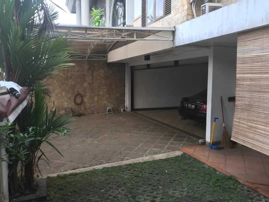 Rumah dijual: Kemang Jakarta Selatan cocok untuk keluarga & ekspatriat. Dekat SCBD, Sekolah Internasional, Rumah Sakit, dll. Investasi hunian bernilai tinggi.