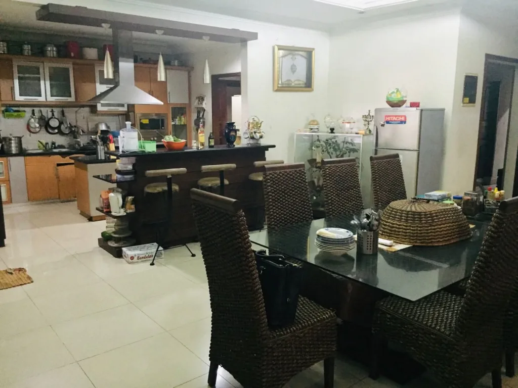 Rumah dijual: Kemang Jakarta Selatan cocok untuk keluarga & ekspatriat. Dekat SCBD, Sekolah Internasional, Rumah Sakit, dll. Investasi hunian bernilai tinggi.