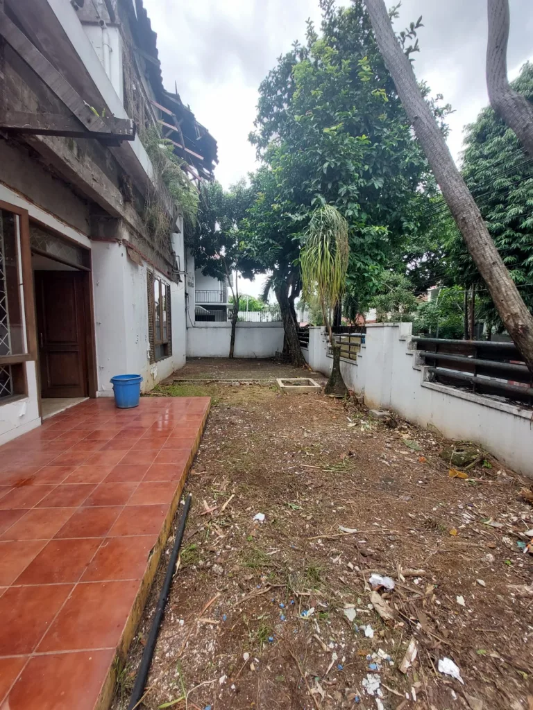 Rumah dijual Cipete, Jakarta Selatan, jalan anggur. SHM, 2 lantai 249/180 m², 4+1 KT 3+1 KM, bebas banjir, Unfurnished, butuh renovasi. 7,9M Nego.