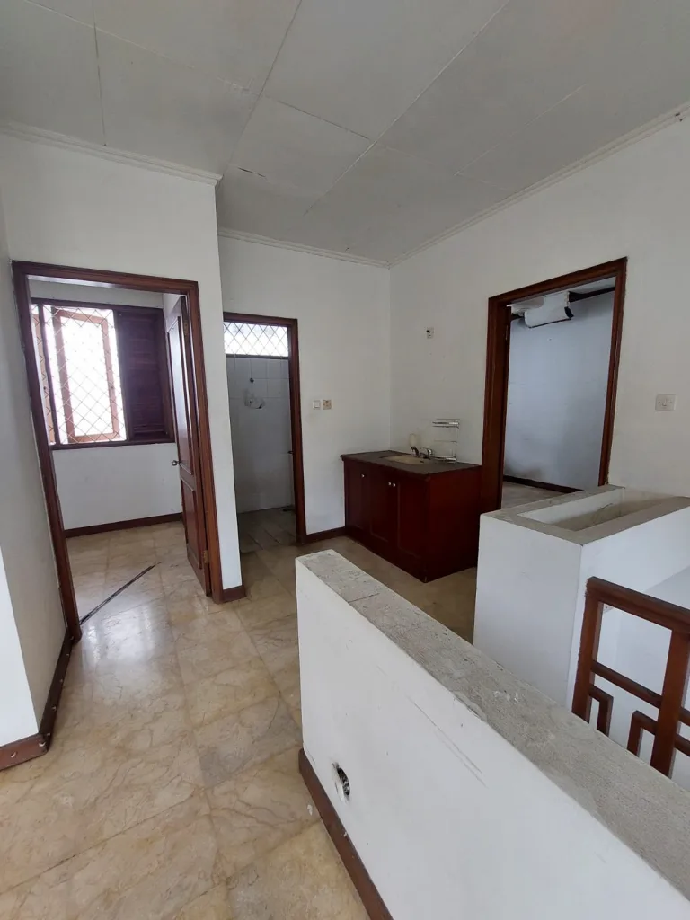 Rumah dijual Cipete, Jakarta Selatan, jalan anggur. SHM, 2 lantai 249/180 m², 4+1 KT 3+1 KM, bebas banjir, Unfurnished, butuh renovasi. 7,9M Nego.