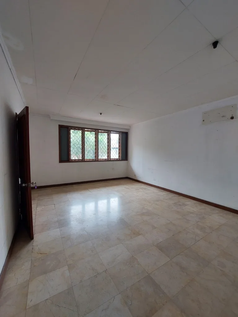 Rumah dijual Cipete, Jakarta Selatan, jalan anggur. SHM, 2 lantai 249/180 m², 4+1 KT 3+1 KM, bebas banjir, Unfurnished, butuh renovasi. 7,9M Nego.