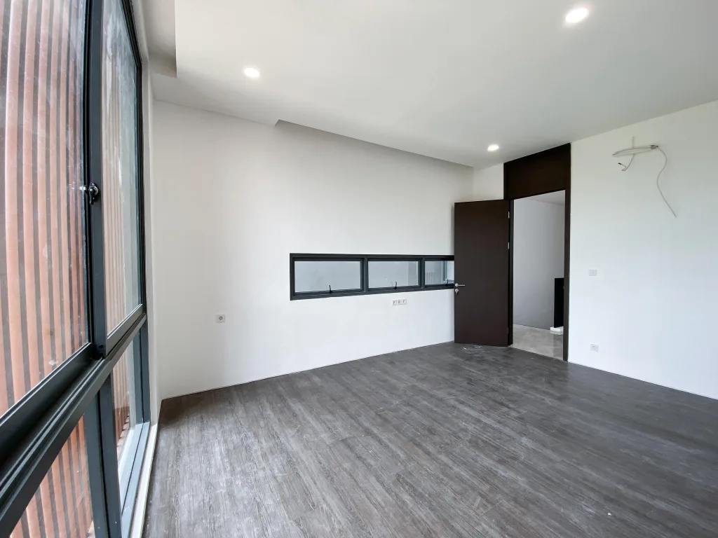 Rumah dijual Lebak Bulus di Bona Vista Residence, Jakarta Selatan: 3 lantai, LT 180m2, LB 417m2, 5+1 KT/KM, carport & garasi 2 mobil, listrik 7700W. Harga Nego