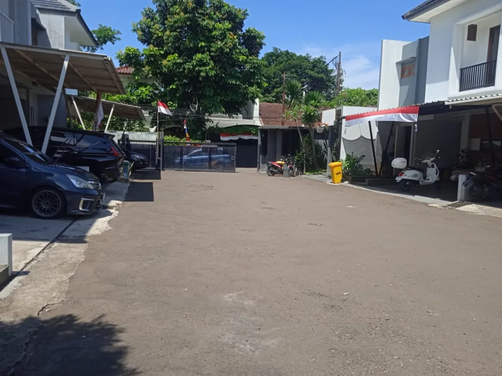 Rumah dijual Cirendeu di Pinang Residence, Jl Mekar Baru 1. LT 126/LB 180, 4+1 KT, 2+1 KM, 7700W, carport 2. Harga Rp2,7 M nego. Lokasi strategis.