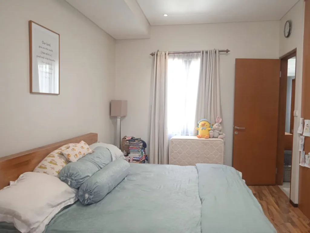 Rumah dijual Cirendeu di Pinang Residence, Jl Mekar Baru 1. LT 126/LB 180, 4+1 KT, 2+1 KM, 7700W, carport 2. Harga Rp2,7 M nego. Lokasi strategis.