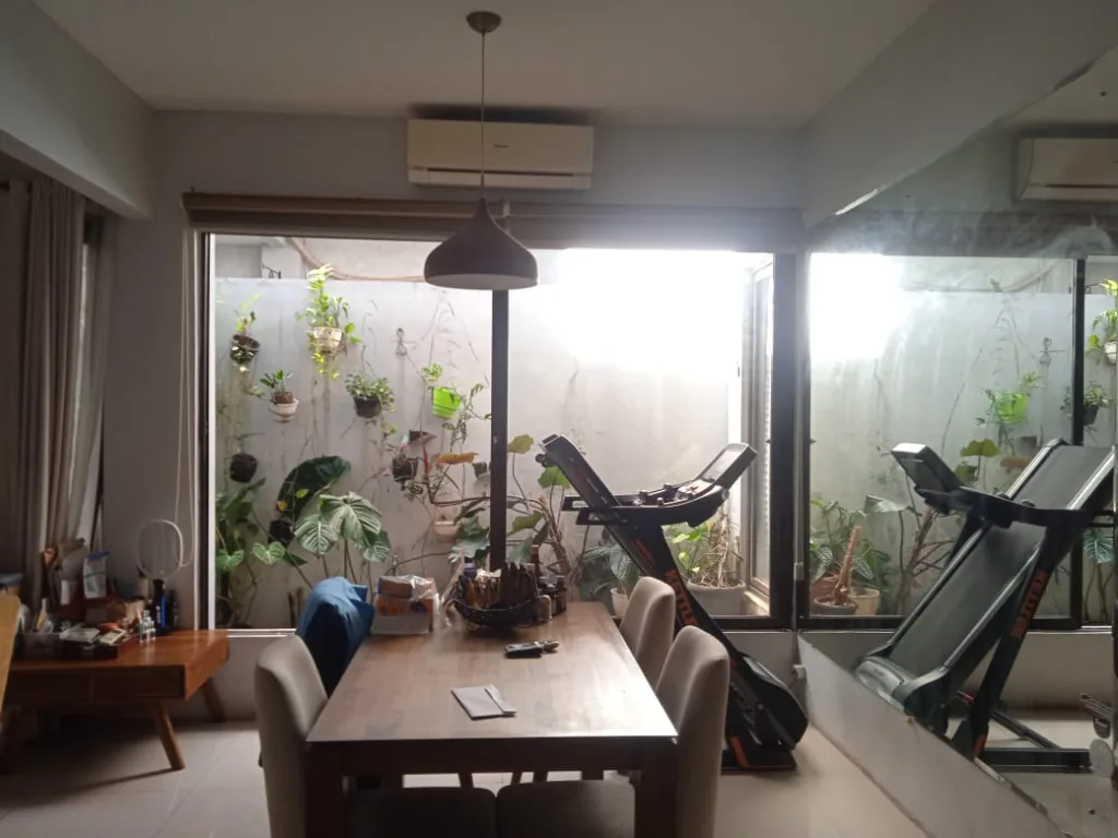 Rumah dijual Cirendeu di Pinang Residence, Jl Mekar Baru 1. LT 126/LB 180, 4+1 KT, 2+1 KM, 7700W, carport 2. Harga Rp2,7 M nego. Lokasi strategis.