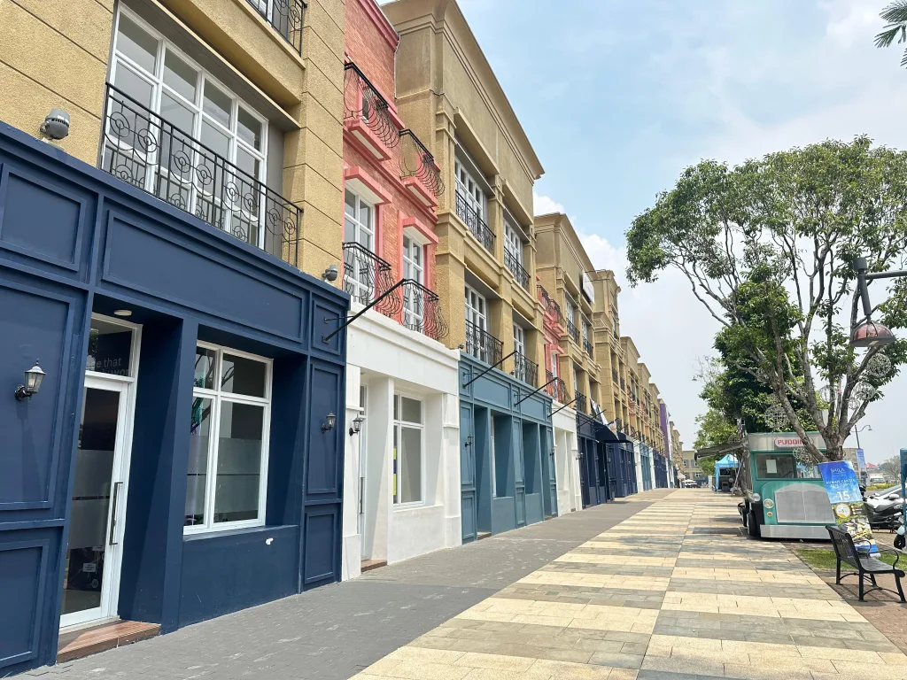 Lokasi emas di boulevard utama. Traffic hidup & captive market township. Unit terbatas—amankan The Shoppes Shila Sawangan, depok. Untuk bisnis kamu hari ini.