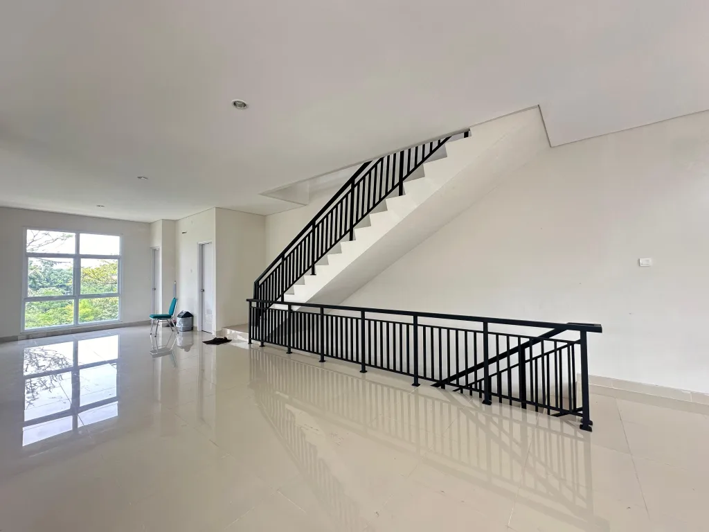 Lokasi emas di boulevard utama. Traffic hidup & captive market township. Unit terbatas—amankan The Shoppes Shila Sawangan, depok. Untuk bisnis kamu hari ini.