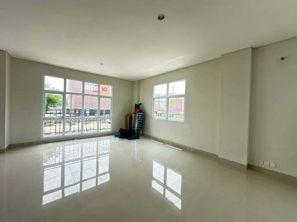 Lokasi emas di boulevard utama. Traffic hidup & captive market township. Unit terbatas—amankan The Shoppes Shila Sawangan, depok. Untuk bisnis kamu hari ini.