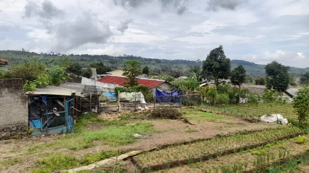 Rumah di Jalan Mariwati, Ciwalen–Cibadak, Sukaresmi Cipanas. Akses wisata, udara sejuk, cocok usaha homestay/kafe. Unit langka, nego cepat. Siap survei.
