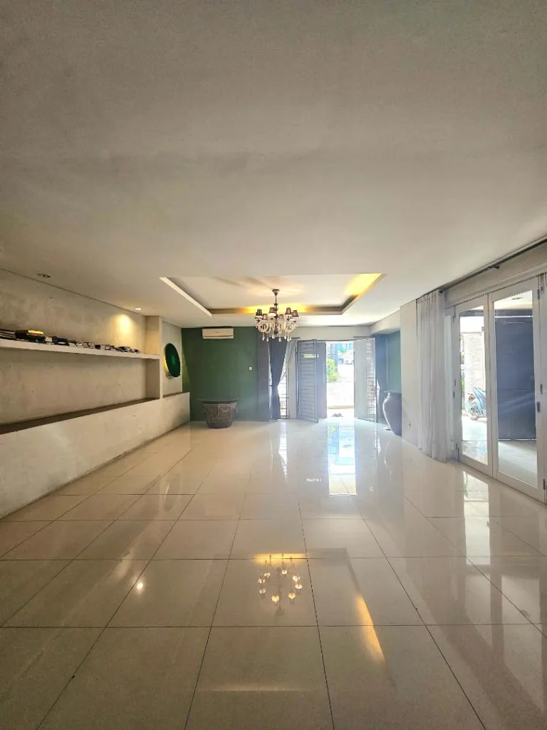 Cari rumah strategis di Kebayoran Baru Jakarta Selatan? Wijaya 1 tenang, dekat MRT, mal, kuliner, dan perkantoran. Cek detail, foto, dan jadwal survei sekarang.