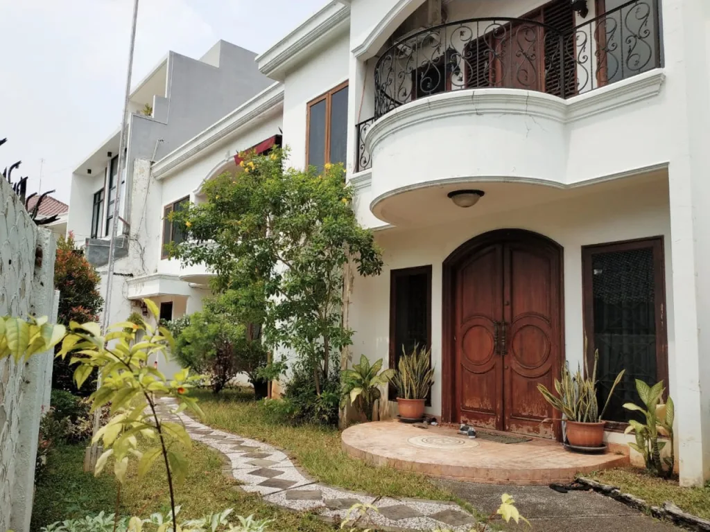 Rumah sewa di Bumi Karang Indah, Lebak Bulus, Jakarta Selatan: lingkungan asri, One Gate System, akses MRT, dekat PIM & Tol JORR. Cocok keluarga & ekspatriat.