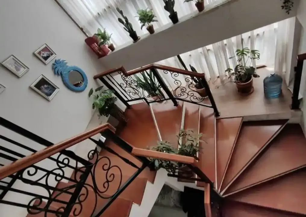 Dijual Rumah di Cinere, Bumi Pusaka Cinere. Harga 5,7 M Nego. LT 256/LB 750, 8 KT, 5 KM. Full Furnished, 2 Lt. Cocok keluarga besar. Dekat Tol Desari & Mall.