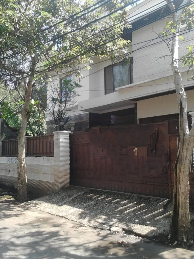 Temukan rumah dijual di Jalan Kemang Timur, Jakarta Selatan dengan lingkungan hijau, dekat Lippo Mall Kemang, sekolah internasional, dan akses cepat ke CBD.