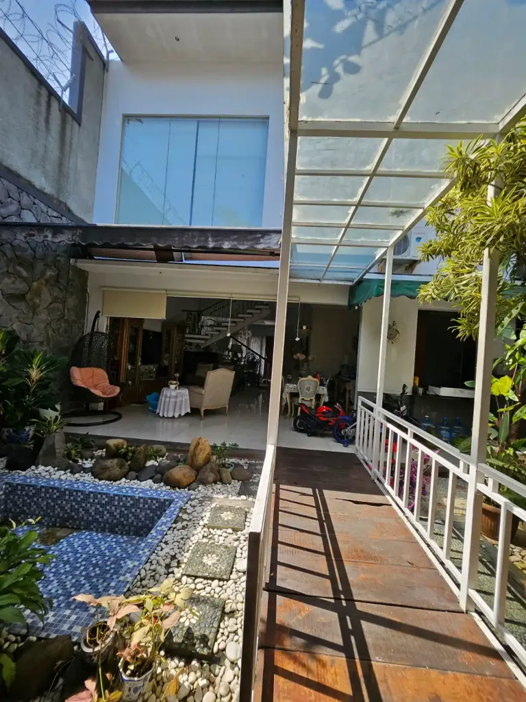 Dijual Rumah di Bintaro, Kenanga Raya. Jakarta Selatan. Harga 5,9 M Nego. LT 240/LB 300, 5 KT, 4 KM. Mewah, Garasi 3 mobil. Dekat Tol JORR W2 & Bintaro Xchange.