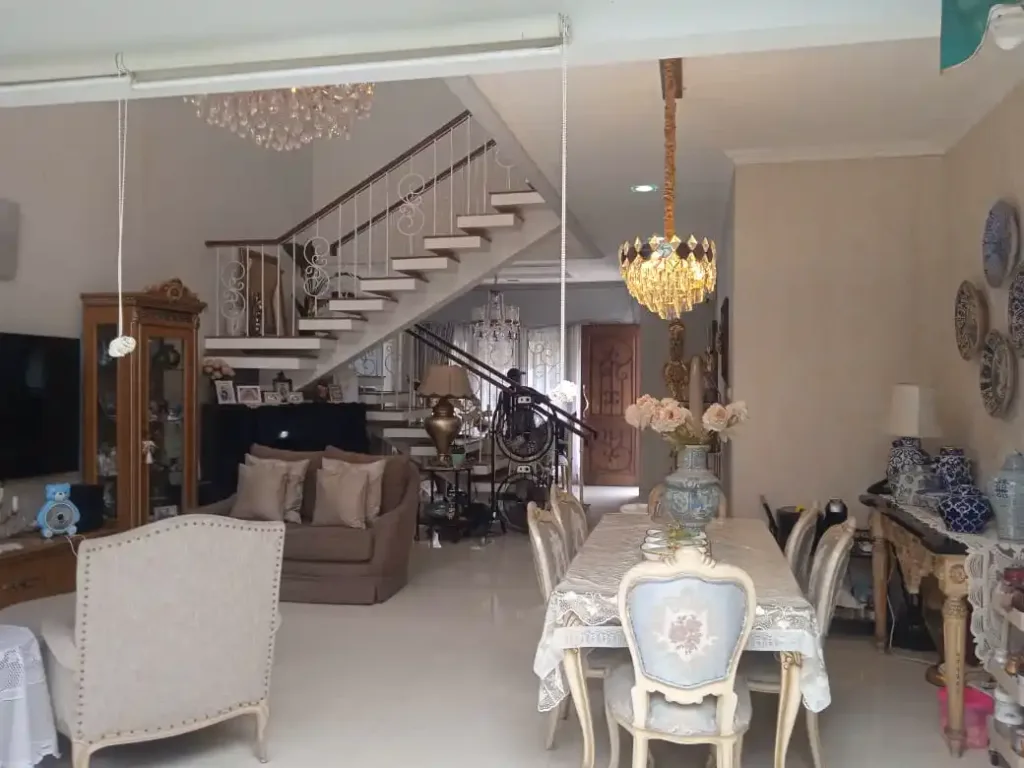 Dijual Rumah di Bintaro, Kenanga Raya. Jakarta Selatan. Harga 5,9 M Nego. LT 240/LB 300, 5 KT, 4 KM. Mewah, Garasi 3 mobil. Dekat Tol JORR W2 & Bintaro Xchange.