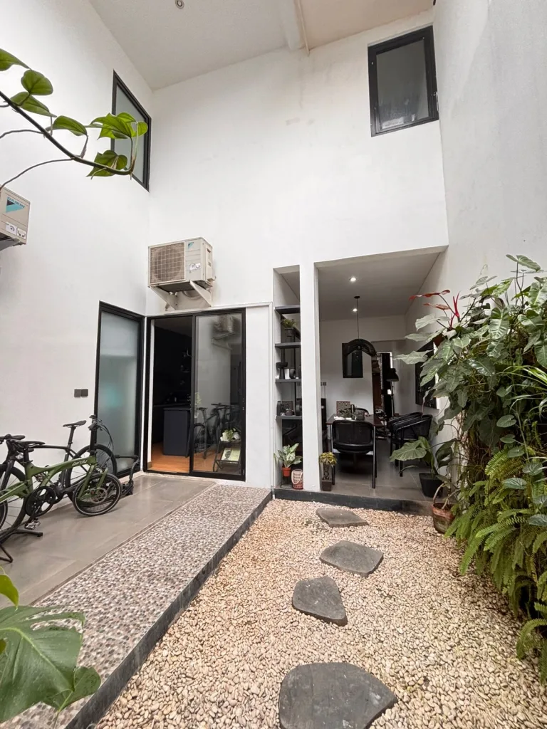 Zahra Residence Jagakarsa di Jl. Moh. Kahfi 1, Cipedak, Jakarta Selatan. Akses ke Ragunan, KRL Lenteng Agung, dan tol JORR lebih praktis. Cek detail lokasi!