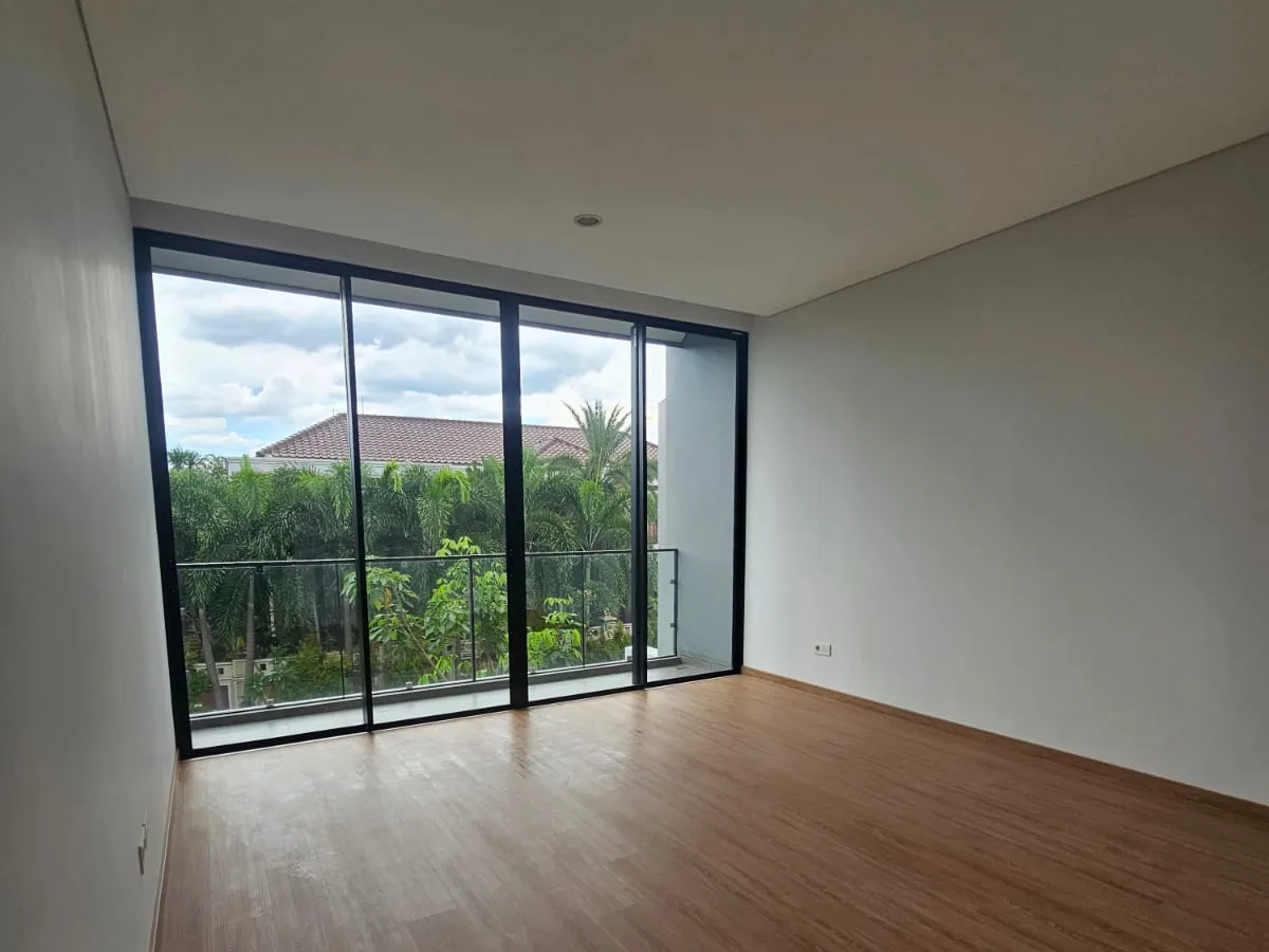 Rumah dijual di Jakarta Selatan, Villa Delima, Lebak Bulus. 2 lantai LT 189/LB 191, 3+1 KT, 3+1 KM, 2 carport. Dekat MRT & Tol JORR. Lingkungan rapi, siap KPR.