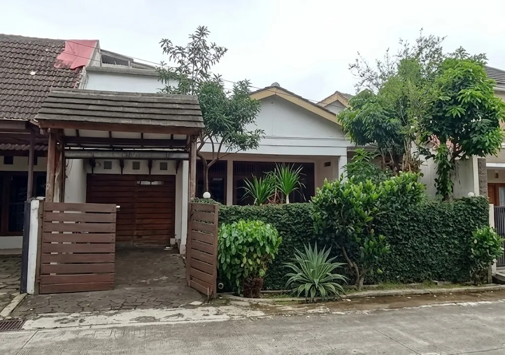 A6c349c4-c51e-4c03-9949-9ba882652d96 Rooma21.com Residential Street View with a Single story House Wooden Gate and a Lush Front Garden Rooma21com