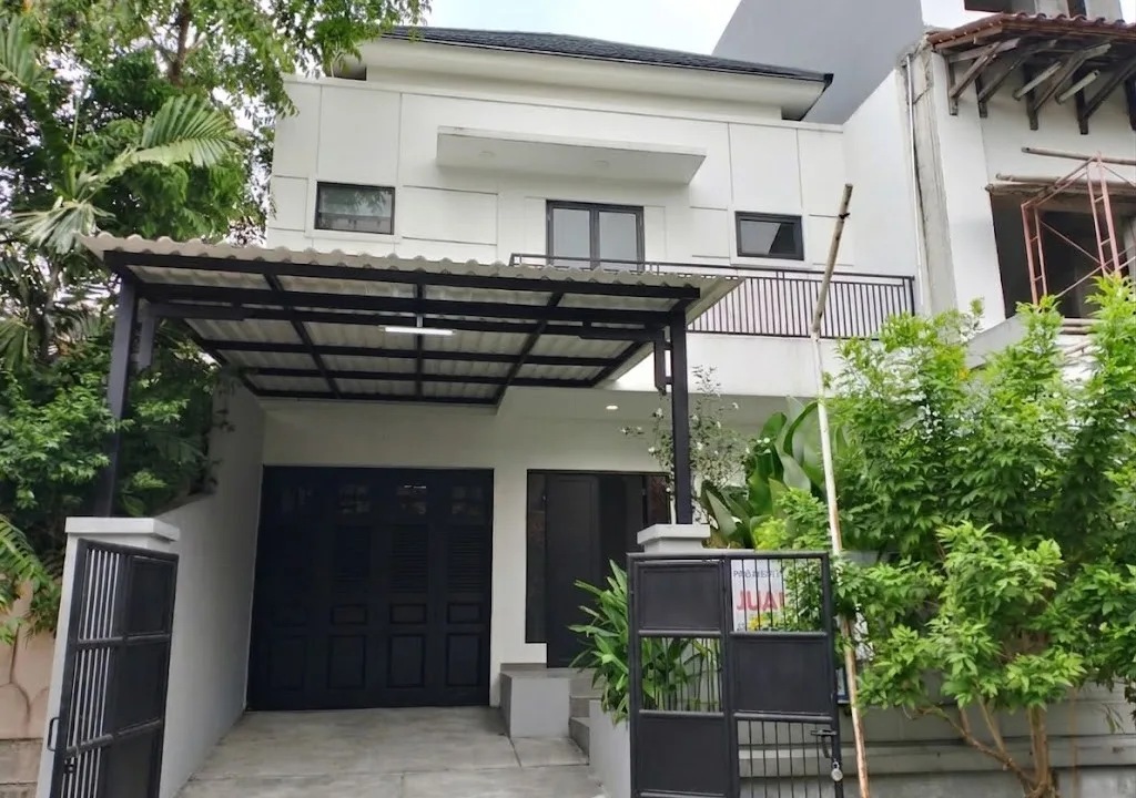Dacb6db4-8c78-4738-87c7-11ce35711d6d Rooma21.com Modern Two story House with White Exterior Black Doors and a Metal Carport over a Driveway Surrounded by Greenery and a Black Gate Rooma21com