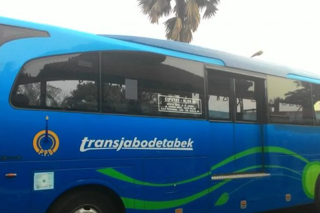 6. TransJabodetabek D21 dan D41 via Lebak Bulus